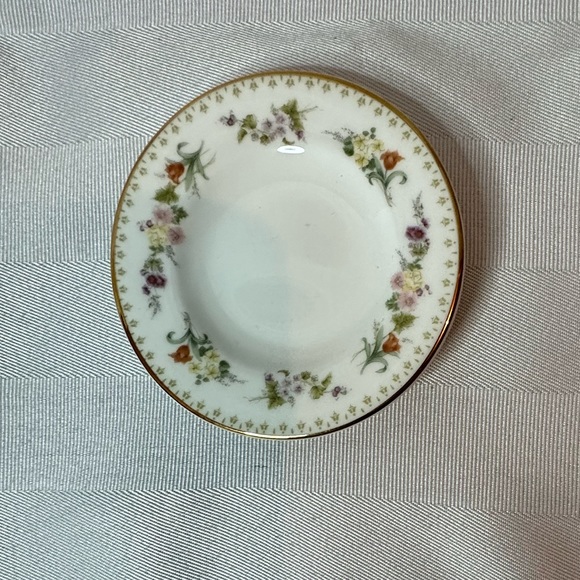 Small Wedgwood Mirabelle 3” Plate - Picture 4 of 13